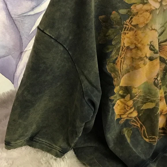 Jaded Gypsy
Green Sweatshirt with Bee and Floral Design - Picture 5 of 9